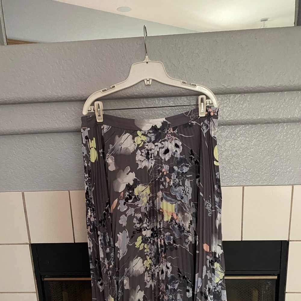 Emerson Rose pleated gray skirt with flower print. Lined and 100% Polyester